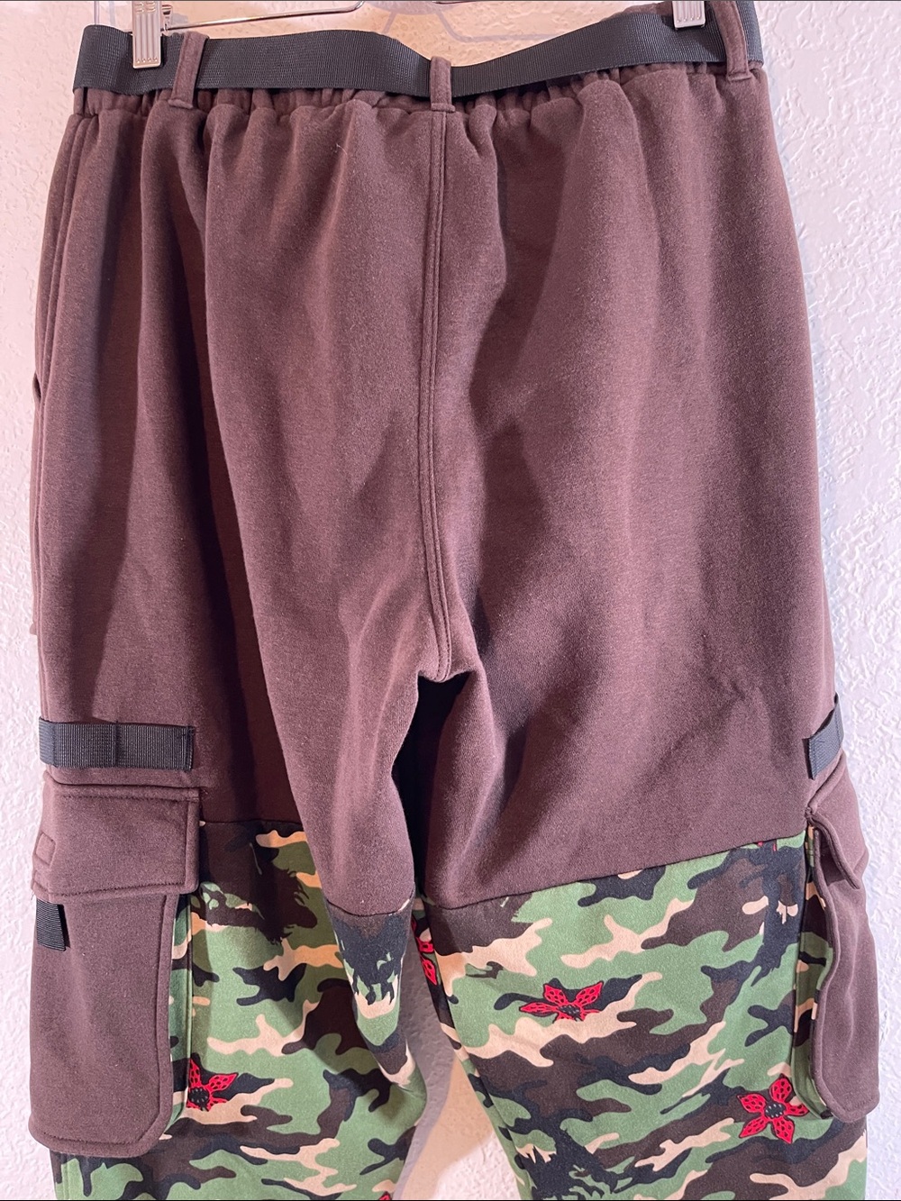 Stranger Things Demogorgon Camouflage Cargo Jogger Sweatpants Size Large NEW - Picture 7 of 13